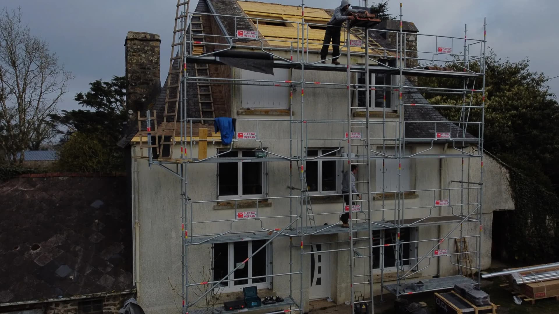 Équipe de couvreurs La Mignonne Couverture au travail