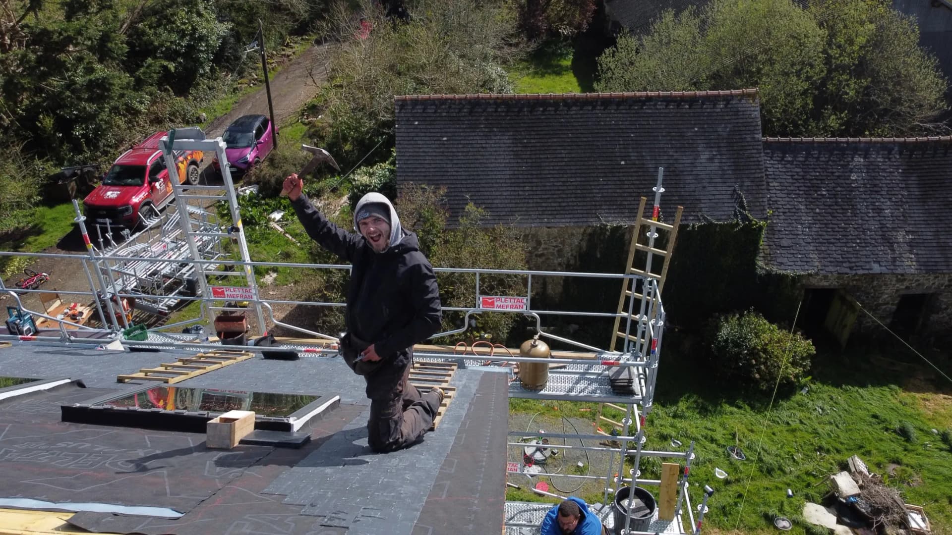 Pose minutieuse d'ardoises par drone